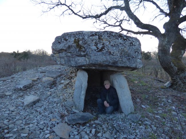 La dalle la plus épaisse des dolmens du quercy voisin .