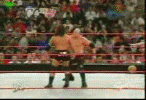 Kane fait un chokeslam a CM Punk