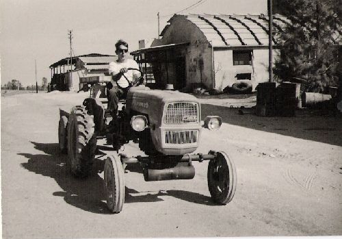 bk-Chlomo sur son tracteur