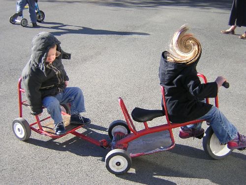 Lucas se fait trainer par une fille