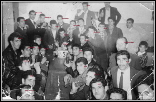 JOUEURS ET SUPPORTERS DE LA JS KHERRATA REUNIS DANS LE CAFE DE MANADI AHMED APRES UN MATCH VICTORIEUX EN 1968