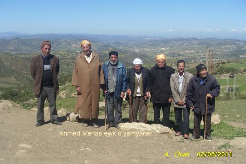 Un groupe de personnes à Ighil nath Mhand