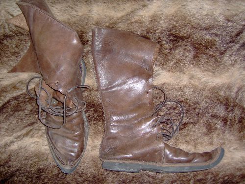 Une paire de bottes en cuir