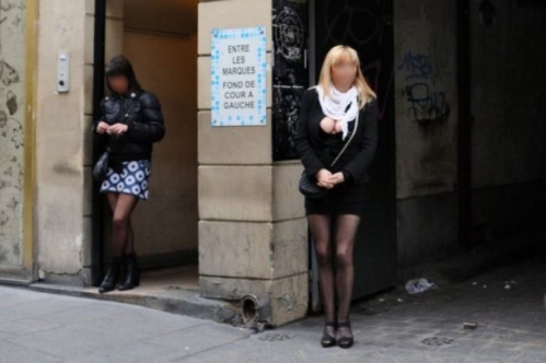 292237-des-prostituees-rue-saint-denis-a-paris-le-13-avril-2011.jpg