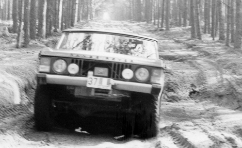 Range Rover sur piste tactique proche d'un camp soviétique.jpg