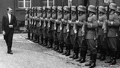 Hitler-in-suit-with-troops.jpg