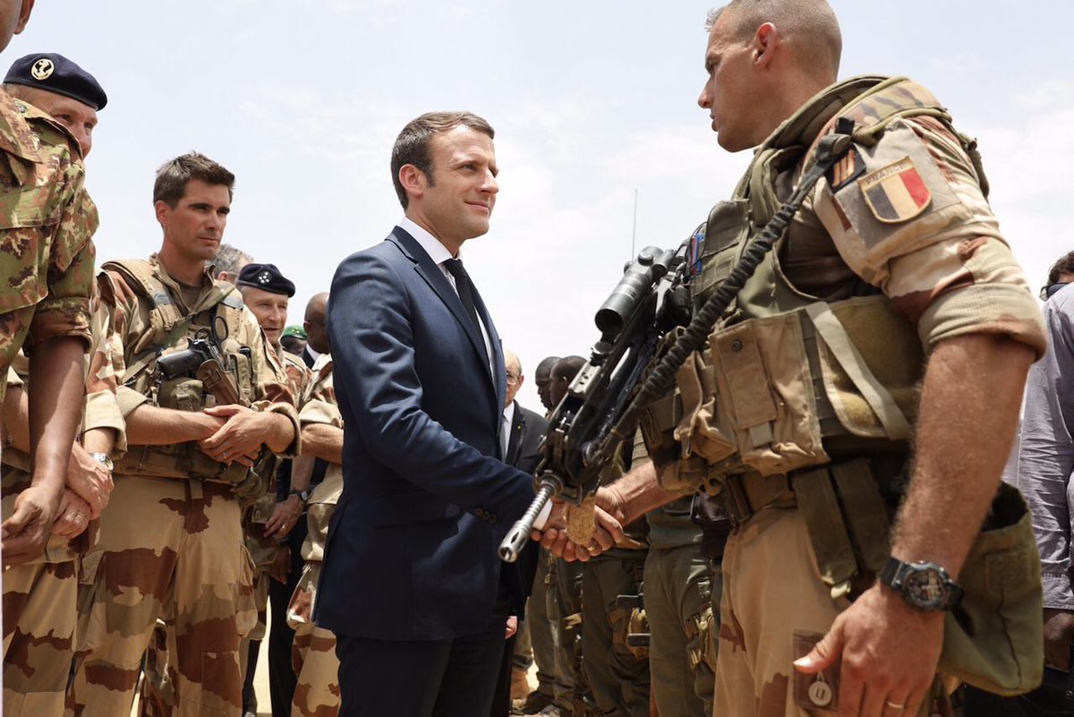Macron armée.jpg