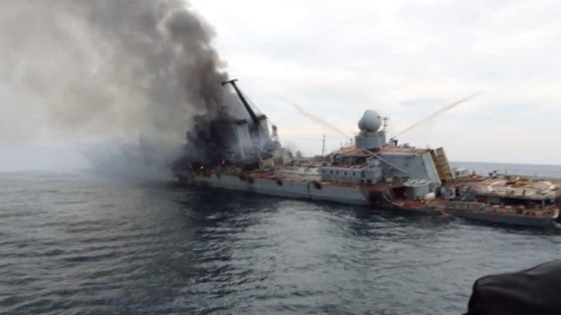 Le-croiseur-russe-Moskva-photographie-en-flammes-avant-de-couleur-dans-la-mer-Noire.jpg