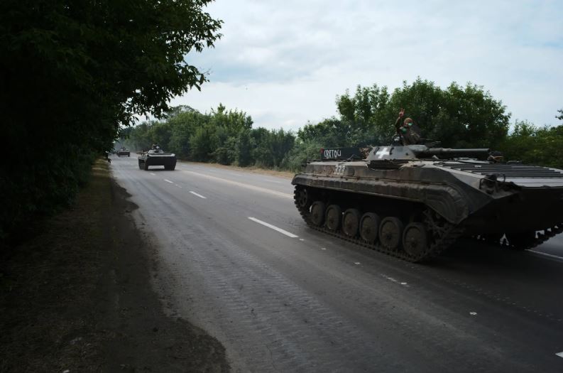 BMP ukrainiens en route pour le front.JPG