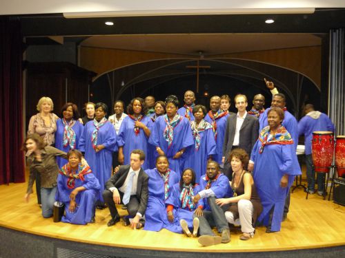 CONCERT DU 07/10/2010 au lycée St Jean de Passy - sur scène, l'équipe du ROTARACT PARIS OUEST, quelques membres de CAEC et notre fidèle chorale congolaise