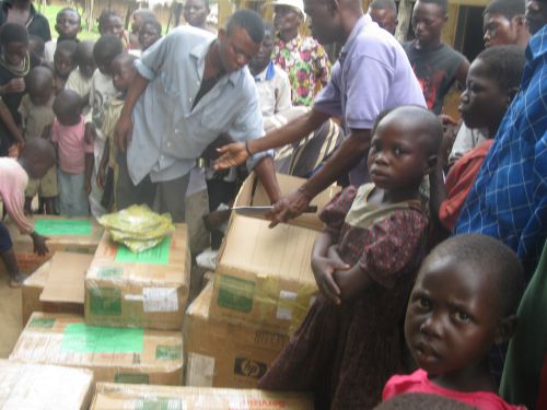 Inventaire des cartons arrivés aux écoles MANDUNDU de Mbala ! c'est l'agitation ! (expé 2009 arrivée en avril 2010)