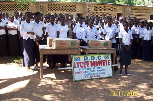 arrivée de nos cartons au lycée MAWETE de Kikwit, lycée accueillant près de 1000 filles à chaque rentrée scolaire