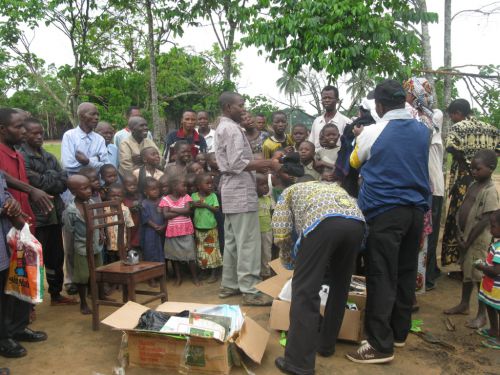 Arrivée des cartons à l'orphelinat (expédition 2010)