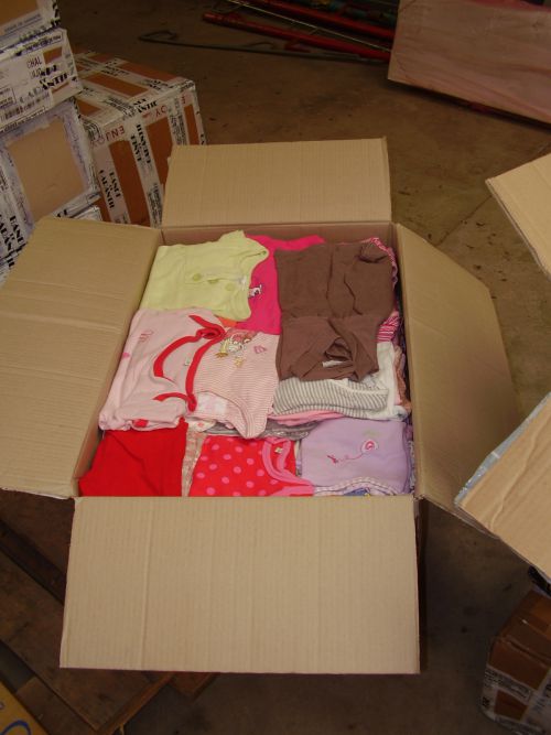 préparation des cartons pour les orphelinats expé 2012