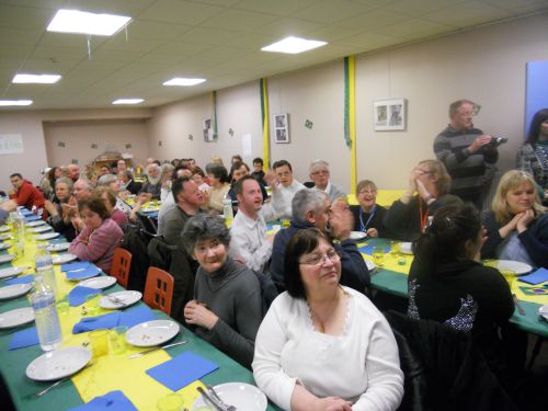 Les 120 convives dans la grande salle du restaurant