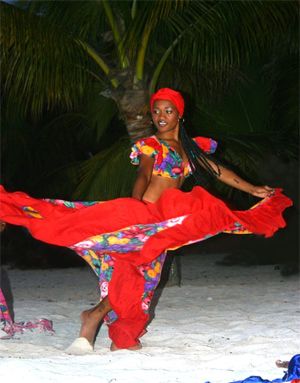 Une danseuse de séga en démonstration sur la plage de Troux aux Biches