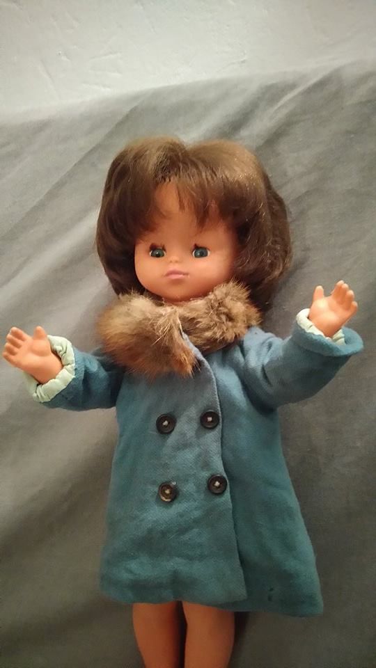 Brigitte  ou Monique chaudement vêtue de son manteau d' hiver
