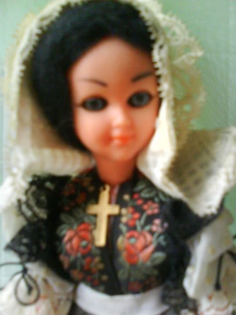 beaucoup de poupées folkloriques françaises portent des croix