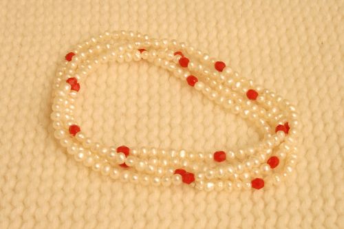 C mini-perles et perles rouges