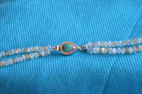 Détail : Collier deux rangs citrine et aigue-marine, fermoir argent et turquoise