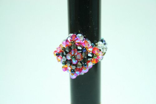 Bague 9 fleurs swarovski losange (rose orangé et noir métal)