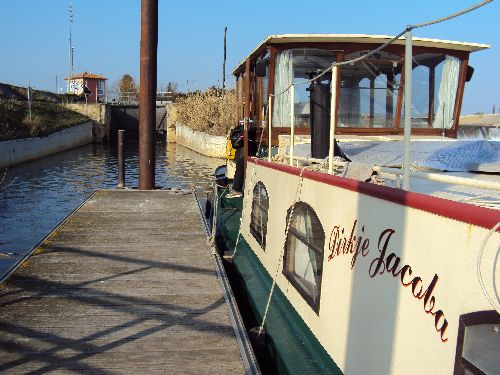 Port Ariane: Péniche hollandaise, 3ième écluse sur le Lez