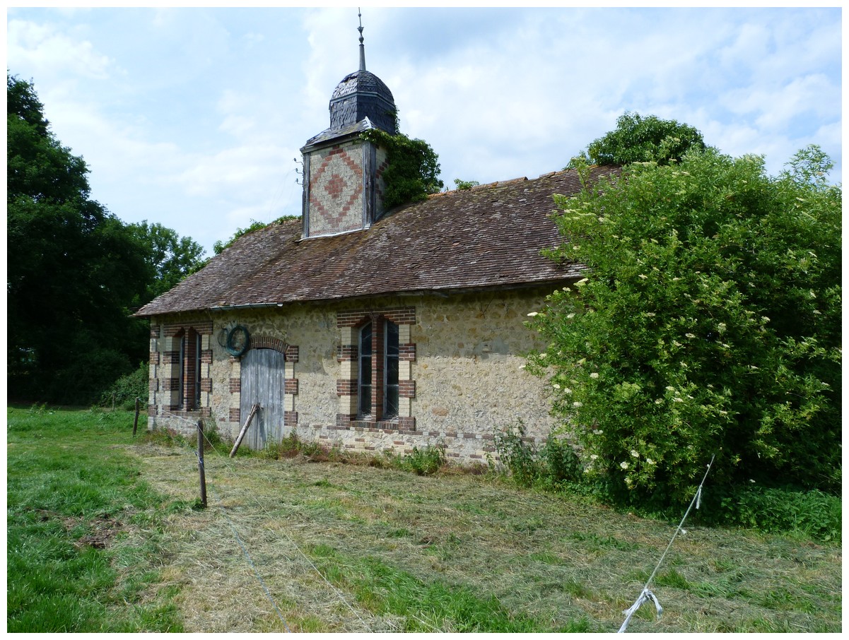 La station de pompage de l'eau . Un forage de 100 mètres de profondeur pour alimenter le haras. Fin XIXè siècle en service jusqu'en 1950