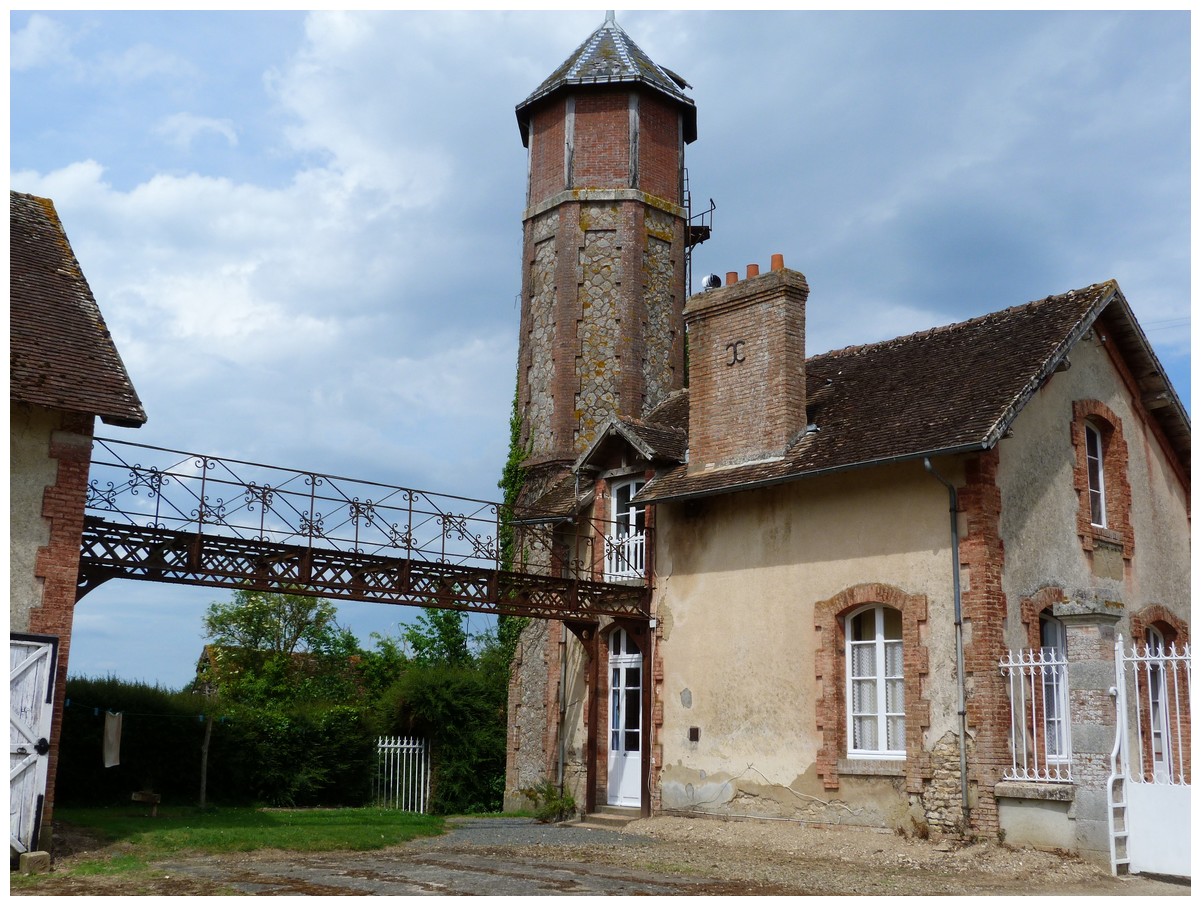 ... pour être ensuite refoulée en haut du château d'eau.
La passerelle métallique qui relie les deux bâtiments est utilisée pour aller surveiller les écuries abritant les poulinières. ( A cette époque il n'y avait pas de caméra de surveillance!)