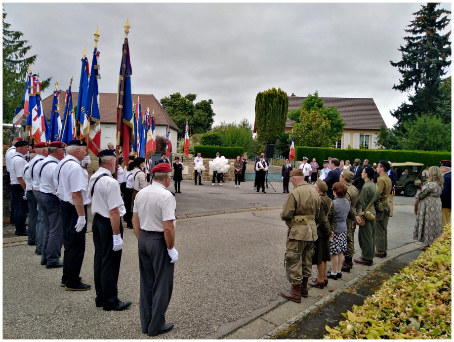 Un hommage rendu à Annette LAJON, grande résistante décédée le 16 août 2023 . La promotion des jeunes portes-drapeaux qui porte son nom, lui a rendu un hommage magnifique, sincère et bouleversant suivi d'un lâcher de ballons.