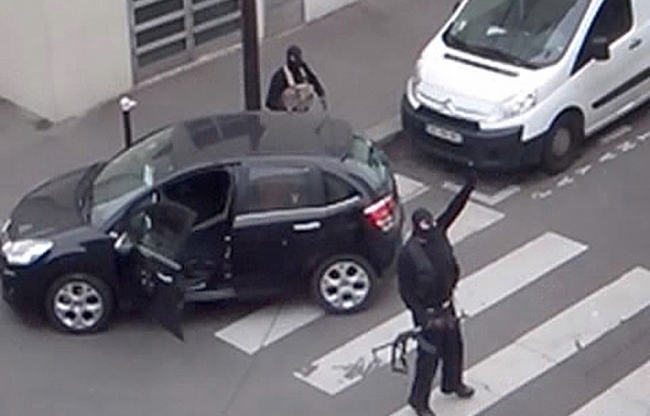 les frères Kouachi apres l'attentat contre Charlie Hebdo, le 7 janvier 2015