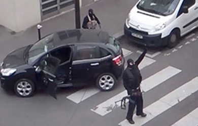 Said et Cherif Kouachi à la sortie des locaux de Charlie Hebdo, le 7 janvier 2015 (terrorisme amedy coulibaly kalachnikov)