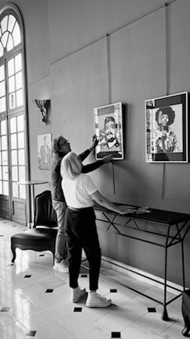 montage de l'expo au Casino de Forges les Eaux