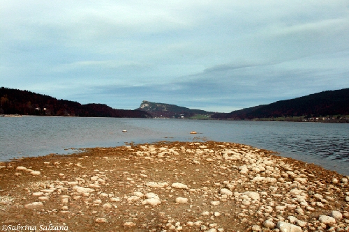La Dent de Vaulion vue depuis le milieu du lac de Joux