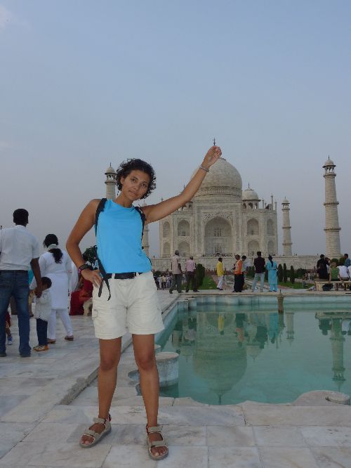 Carole qui tient le Taj Mahal