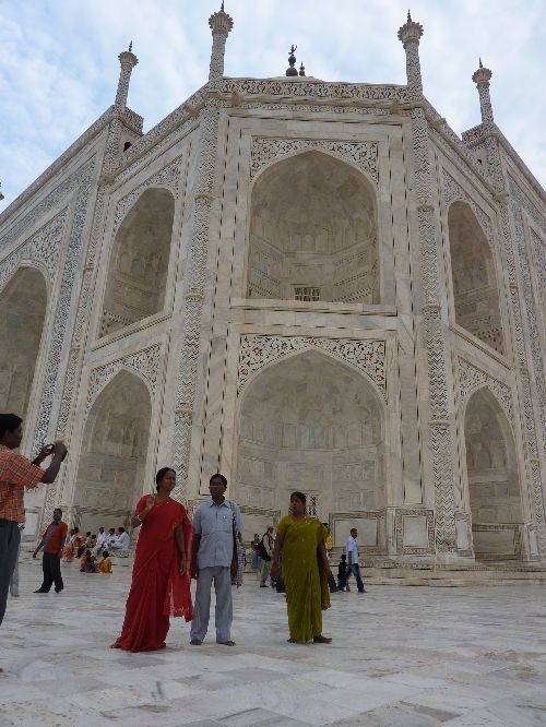 Hindi devant le Taj Mahal
