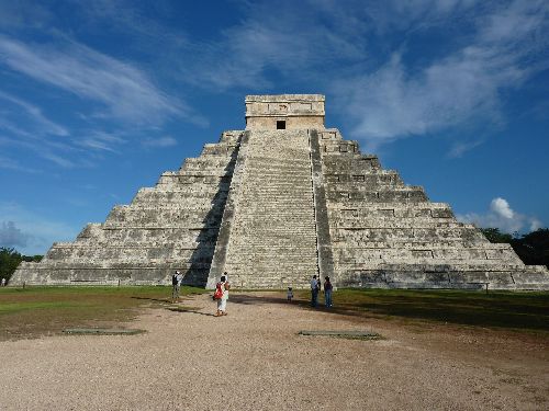 Pyramide de Kukulcan de face