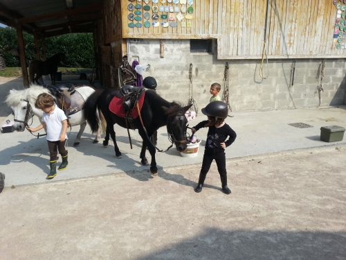 Ma petite Ondeline avec Carambar, à sa première séance d'équitation