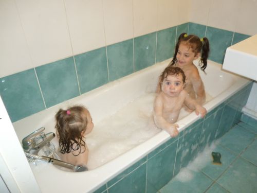 Les trois filles dans le bain. C'est sûr, elles sont lavées...