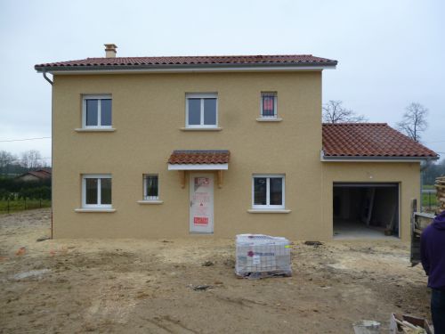 La maison a enfin son crépi, elle ressemble moins à un chantier.