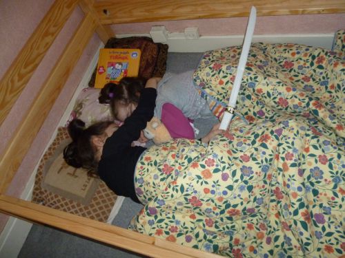 Petite sieste dans les lits superposés pas finis