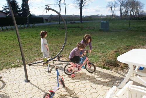 Tétine s'essaye au vélo avec l'aide de Tiffany