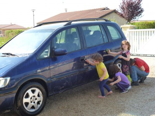 Travail d'équipe pour laver la voiture