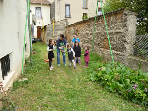 Prêt pour la chasse aux oeufs dans le jardin?