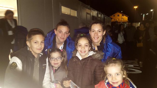 Les filles avec les joueuses de l'équipe de France de rugby