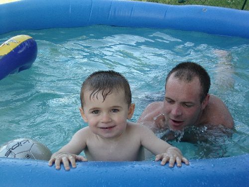 Dans la piscine, avec papa