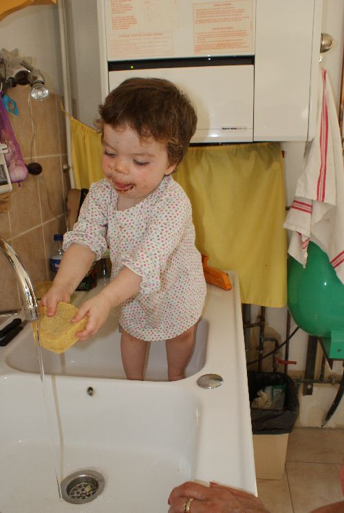 Ondeline se lave dans l'évier de Mamie Lil
