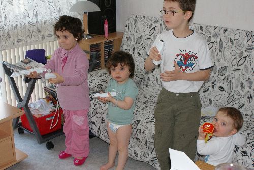 Les grands en train de jouer à la Wii, sous le regard de leur petite soeur