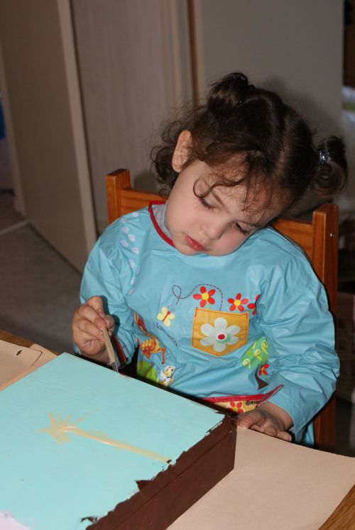 Et peinture de cadeaux pour Papy et Mamoune pour les enfants. Tiffany est très concentrée sur sa boîte à thés...