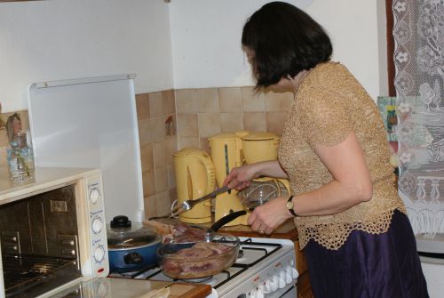 Mamoune en pleine cuisine avec les magrets de canards farçis aux cèpes