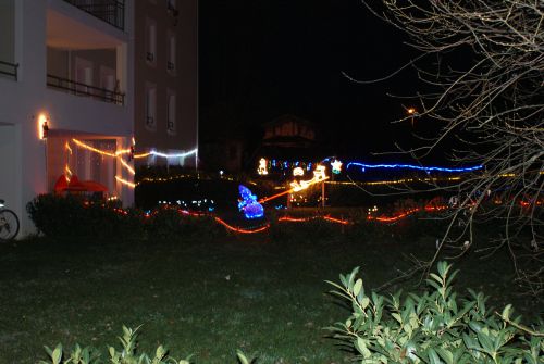 Notre jardin et celui de notre voisin une fois décorés